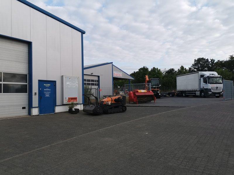 Firmengelände von Müller Mulchtechnik in Kehrig mit Hallen und Maschinen